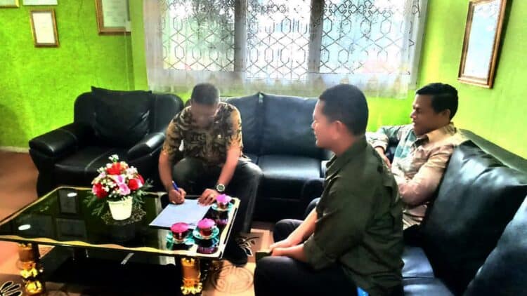 Kadis LH Kota Solok, Edrizal menandatangani Perkanjian Kerjasama dengan PerkimLH Padang Panjang terkait replikasi inovasia pengelolaan sampah.(Ist)