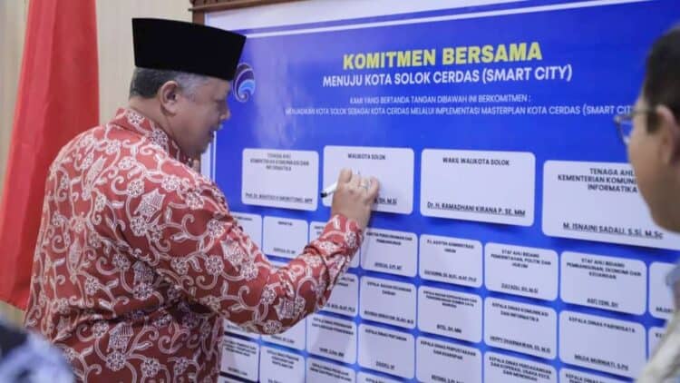 Wali Kota Solok, H. Zul Elfian Umar menandatangani komitmen bersama Kota Solok Menuju Smart City.(Ist)