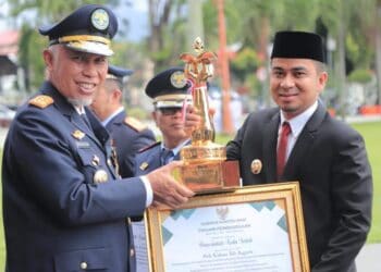 Wakil Wali Kota Solok, Dr. Ramadhani Kirana Putra menerima piagam penghargaan dari Pemprov Sumbar dalam peringatan Harhubnas ke-54 di Halaman Kantor Gubernur Sumatera Barat.(Ist)