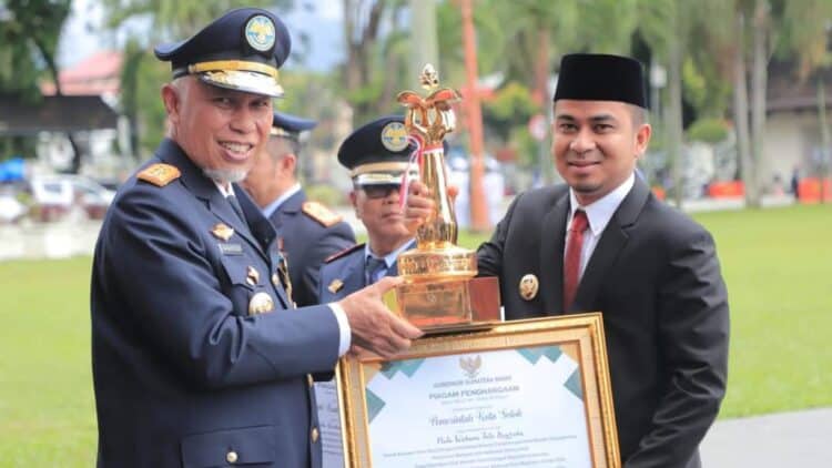 Wakil Wali Kota Solok, Dr. Ramadhani Kirana Putra menerima piagam penghargaan dari Pemprov Sumbar dalam peringatan Harhubnas ke-54 di Halaman Kantor Gubernur Sumatera Barat.(Ist)