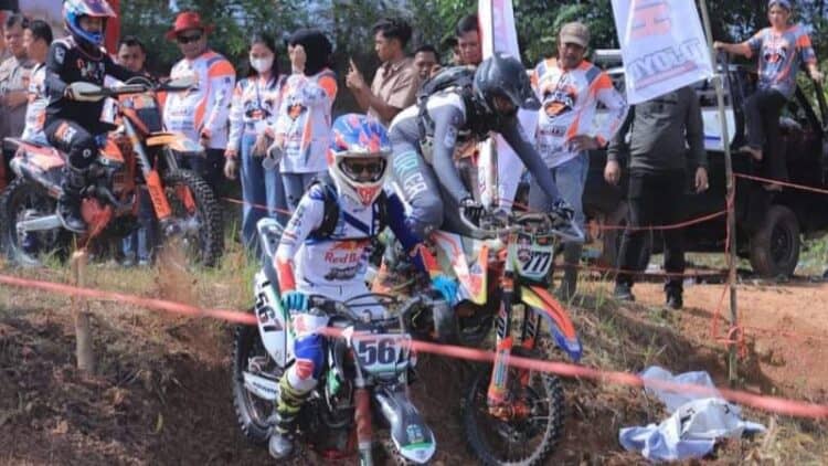 Crosser menjajal medan menantang dalam Bareh Solok 2 Hard Enduro Trail Adventure Extreme di Kota Solok.(Ist)