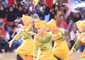 Penampilan seni tradisi lokal meramaikan penutupan Rang Solok Baralek Gadang 2024 di Sawah Solok.(Ist)