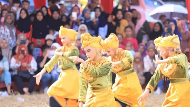 Penampilan seni tradisi lokal meramaikan penutupan Rang Solok Baralek Gadang 2024 di Sawah Solok.(Ist)