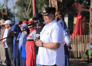 Wali Kota Solok, H. Zul Elfian Umar memimpin goro bersama memberishkan sawah solok usia pelaksanaan RSBG 2024.(Ist)