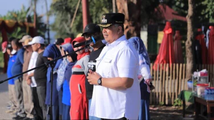 Wali Kota Solok, H. Zul Elfian Umar memimpin goro bersama memberishkan sawah solok usia pelaksanaan RSBG 2024.(Ist)