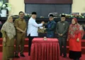 Wali Kota Solok, H. Zul Elfian Umar menerima nota kesepakatan bersama APBD Perubahan 2024 dari ketua DPRD Kota Solok, Fauzi Rusli.(Ist)