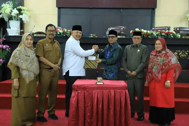 Wali Kota Solok, H. Zul Elfian Umar menerima nota kesepakatan bersama APBD Perubahan 2024 dari ketua DPRD Kota Solok, Fauzi Rusli.(Ist)