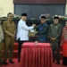 Wali Kota Solok, H. Zul Elfian Umar menerima nota kesepakatan bersama APBD Perubahan 2024 dari ketua DPRD Kota Solok, Fauzi Rusli.(Ist)