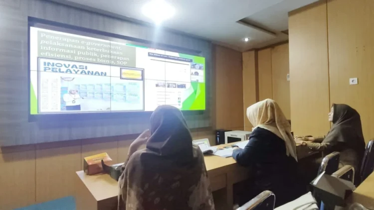 Kadisdukcapil Kota Solok bersama Inspektorat mengikuti penilaian Zona Integritas WBK/WBBM secara virtual oleh Tim Kemenpan-RB.(Ist)