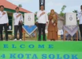 Ketua divisi Sosdiklih Parmas dan SDM KPU Kota Solok, Yance Gaffar bersama jajaran saat melakukan sosialisasi terhadap pelajar SMAN 4 Kota Solok.(Ist)