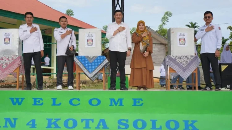 Ketua divisi Sosdiklih Parmas dan SDM KPU Kota Solok, Yance Gaffar bersama jajaran saat melakukan sosialisasi terhadap pelajar SMAN 4 Kota Solok.(Ist)