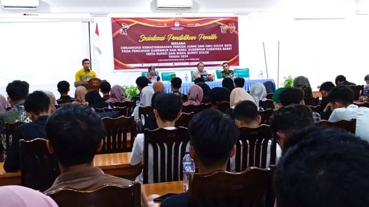 Puluhan mahasiswa dari HMI dan GMNI Solok menghadiri sosialisasi KPU Kabupaten Solok di Aula D'Relazion, Kota Solok.(Ist)