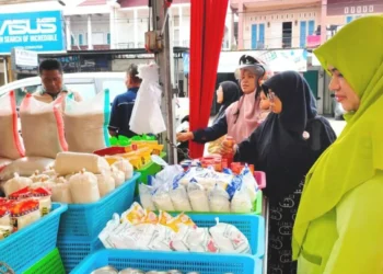 Sejumlah emak-emak menyerbu stand Gerakan Pangan Murah di depan Masjid Agung Al-Muhsinin.(ist)