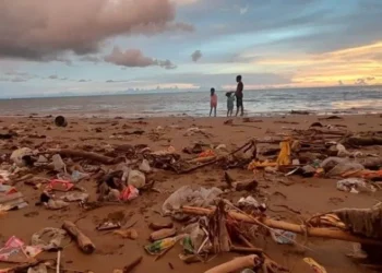 Ilustrasi sampah di Pantai Padang