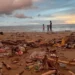 Ilustrasi sampah di Pantai Padang