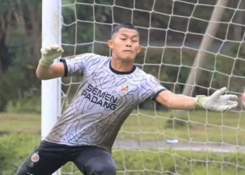 Kiper Timnas U20, Ikram Al Giffari saat latihan bersama Semen Padang FC