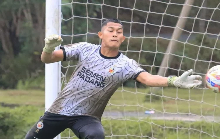 Kiper Timnas U20, Ikram Al Giffari saat latihan bersama Semen Padang FC