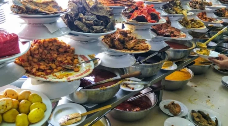 Masakan di rumah makan Padang