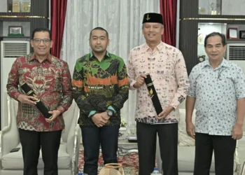 Penyerahan SK perpanjangan jabatan kepada dua Pj Wali Kota di Sumbar