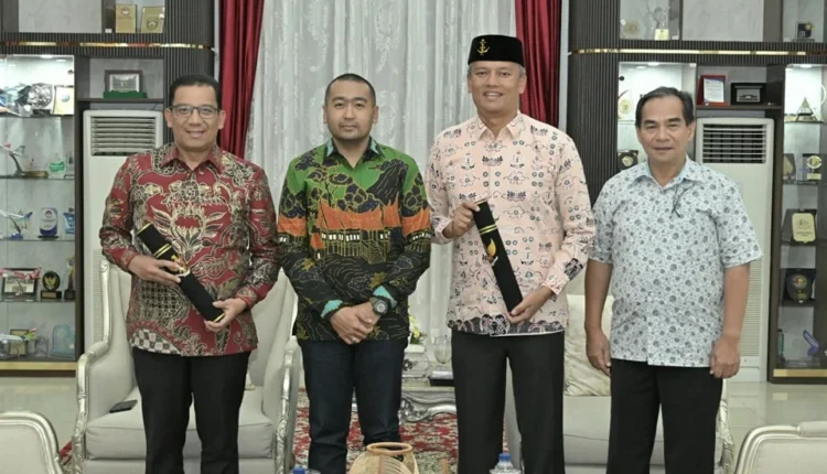 Penyerahan SK perpanjangan jabatan kepada dua Pj Wali Kota di Sumbar