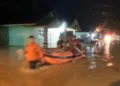 Petugas BPBD Padang Pariaman mengevakuasi warga yang terdampak banjir