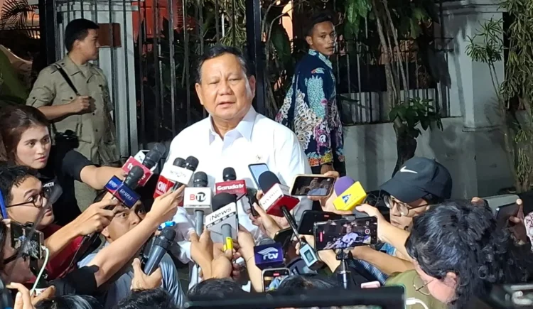 Presiden terpilih, Prabowo Subianto saat memberikan keterangan pada wartawan