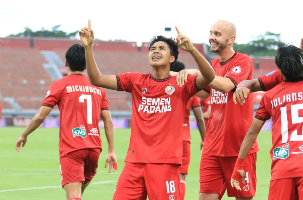 Selebrasi pemain Semen Padang FC, Gala Pagamo saat mencetak gol ke gawang PSBS Biak