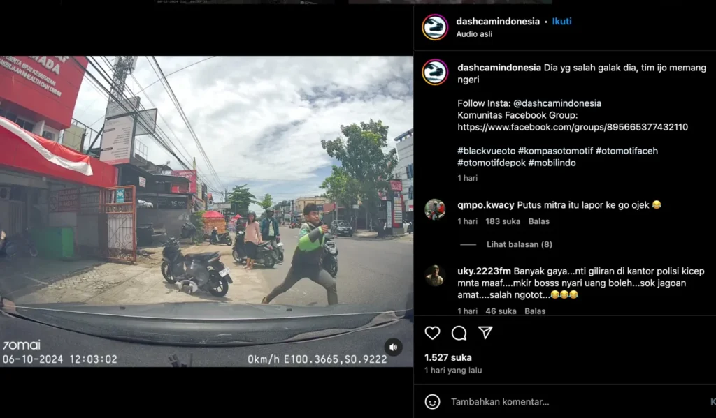 Tangkapan layar aksi pengemudi ojol yang menyerang pengendara mobil di Kota Padang