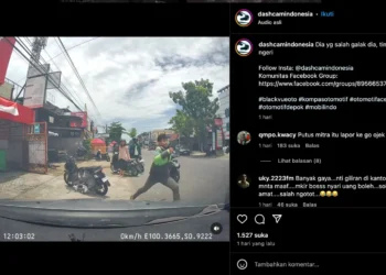 Tangkapan layar aksi pengemudi ojol yang menyerang pengendara mobil di Kota Padang