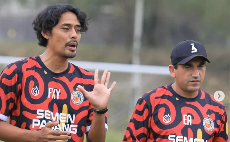 Video analis, FX Yanuar bersama pelatih Semen Padang FC, Eduardo Almeida