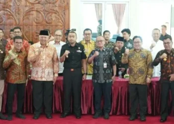 Wako Solok, H. Zul ELfian Umar bersama Plt. Gubernur Sumbar, Audy Joinladi usai rakor pengentasan kemiskinan ekstrem.(Ist)