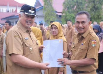 Wali Kota Solok, H. Zul ELfian Umar menyerahkan THT kepada Inspektur Kota Solok, Kenfilka yang resmi memasuki masa pensiun.(Ist)