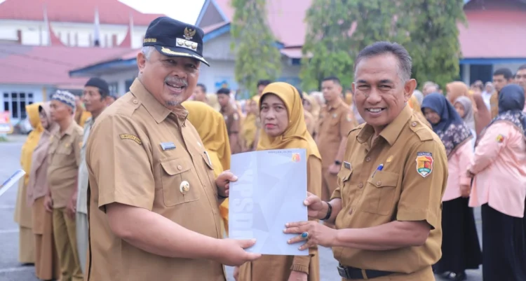 Wali Kota Solok, H. Zul ELfian Umar menyerahkan THT kepada Inspektur Kota Solok, Kenfilka yang resmi memasuki masa pensiun.(Ist)