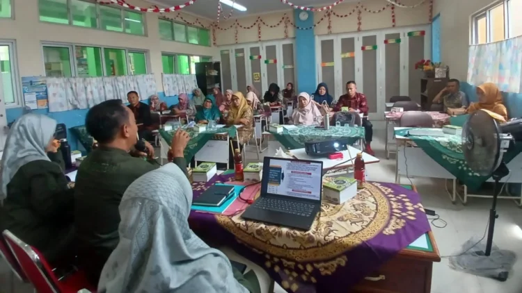 DLH Kota Solok melakukan pembinaan CSAK di SDN 21 Simpang Rumbio.(Ist)