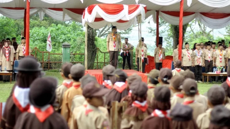 Wakil Wali Kota Solok sekaligus Ketua Kwarcab Pramuka Kota Solok, Ramadhani Kirana Putra memimpin apel peringatan HUT ke-63 Pramuka di Taman Pramuka Ampang Kualo.(Ist)