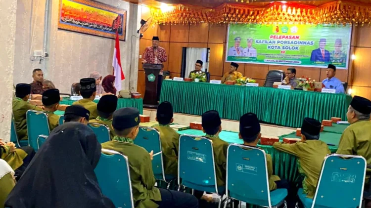 Wako Zul Elfian Umar memberikan semangat terhadap kontingen Prosadin Kota Solok jelang keberangkatan.(Ist)