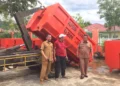 Serahterima 1 unit Bak Kontainer sampah dari DLH Kota Solok ke pihak Lapas Laing.(Ist)