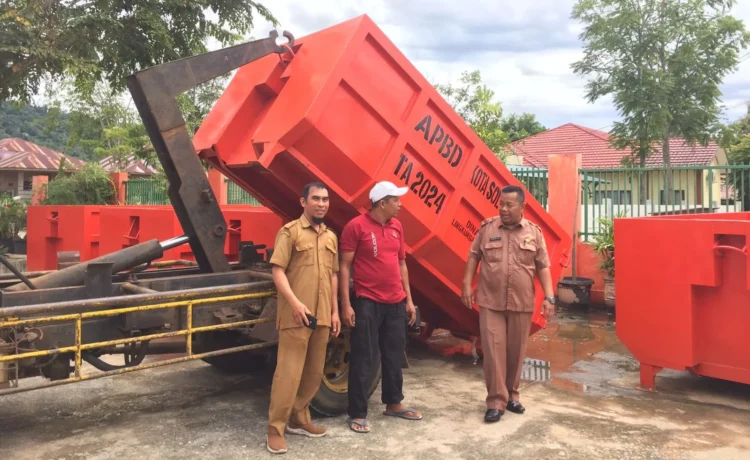 Serahterima 1 unit Bak Kontainer sampah dari DLH Kota Solok ke pihak Lapas Laing.(Ist)