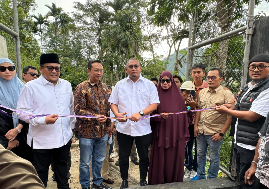 Resmikan BTS di Sungai Patai Tanah Datar, Andre Rosiade: Kami Tidak Omon-omon, tapi Langsung Eksekusi