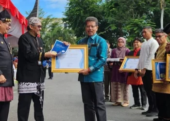 Asisten Bidang Pemerintahan dan Kesejahteraan Rakyat, Nova Elfino menerima penghargaan dari BPS Sumatra Barat.(Ist)