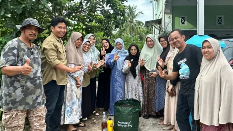 Sosialisasi pembuatan kompos oleh DLH di kompleks perumahan Pandan Puti.(Ist)