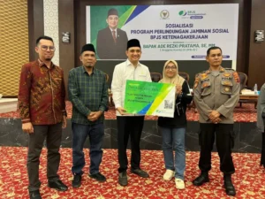 Ade Rezki Pratama Daftarkan 300 Warga Bukittinggi Masuk Program BPJS Naker