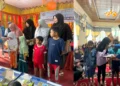 Ketua DPD KNPI Sumbar, Nanda Satria (kiri) dan Ketua KNPI Kabupaten Solok, Arif Firman Bachtas menyerahkan bantuan seragam sekolah gratis di tiga Nagari Kabupaten Solok.(Ist)