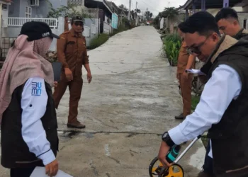 Pemeriksaan ulang PSU jalan beton di perumahan Griya Devin dan Griya Taman Belibis Kota Solok.(Ist)