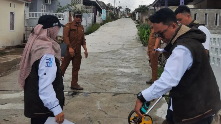 Pemeriksaan ulang PSU jalan beton di perumahan Griya Devin dan Griya Taman Belibis Kota Solok.(Ist)