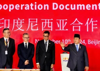 Presiden RI, Prabowo Subianto (kanan) mengatakan bahwa kerja sama bilateral ini menandai babak baru hubungan antara Indonesia dan China dan menjadi fondasi kuat dalam mewujudkan kemandirian energi yang direalisasikan dengan penandatanganan MoU antara PLN yang diwakili Direktur Utama PLN, Darmawan Prasodjo (kedua dari kanan), dengan Director and General Manager SDIC, Yu Haimiao (kedua dari kiri), dan CEO Huawei Indonesia, Guo Hailong (kiri).