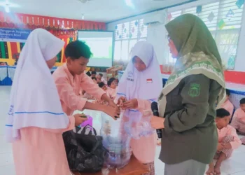 Petugas DLH  mendampingi siswa SMPN 2 Kota Solok membuat pupuk kompos cair dan padat.(Ist)