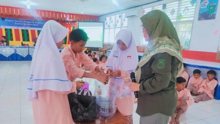 Petugas DLH  mendampingi siswa SMPN 2 Kota Solok membuat pupuk kompos cair dan padat.(Ist)