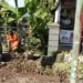 Petugas DLH Kota Solok melakukan pembersihan lokasi TPS liar untuk dijadikan kebun bunga.(Ist)