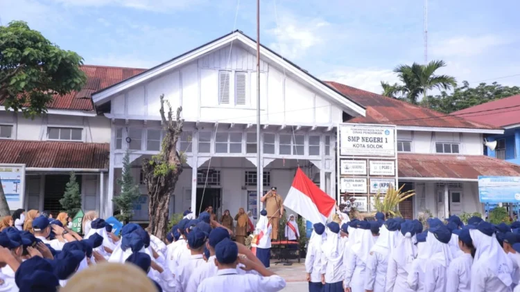 Wako Zul ELfian Umar menjadi pembina upcara di SMP N 1 Kota Solok.(ist)